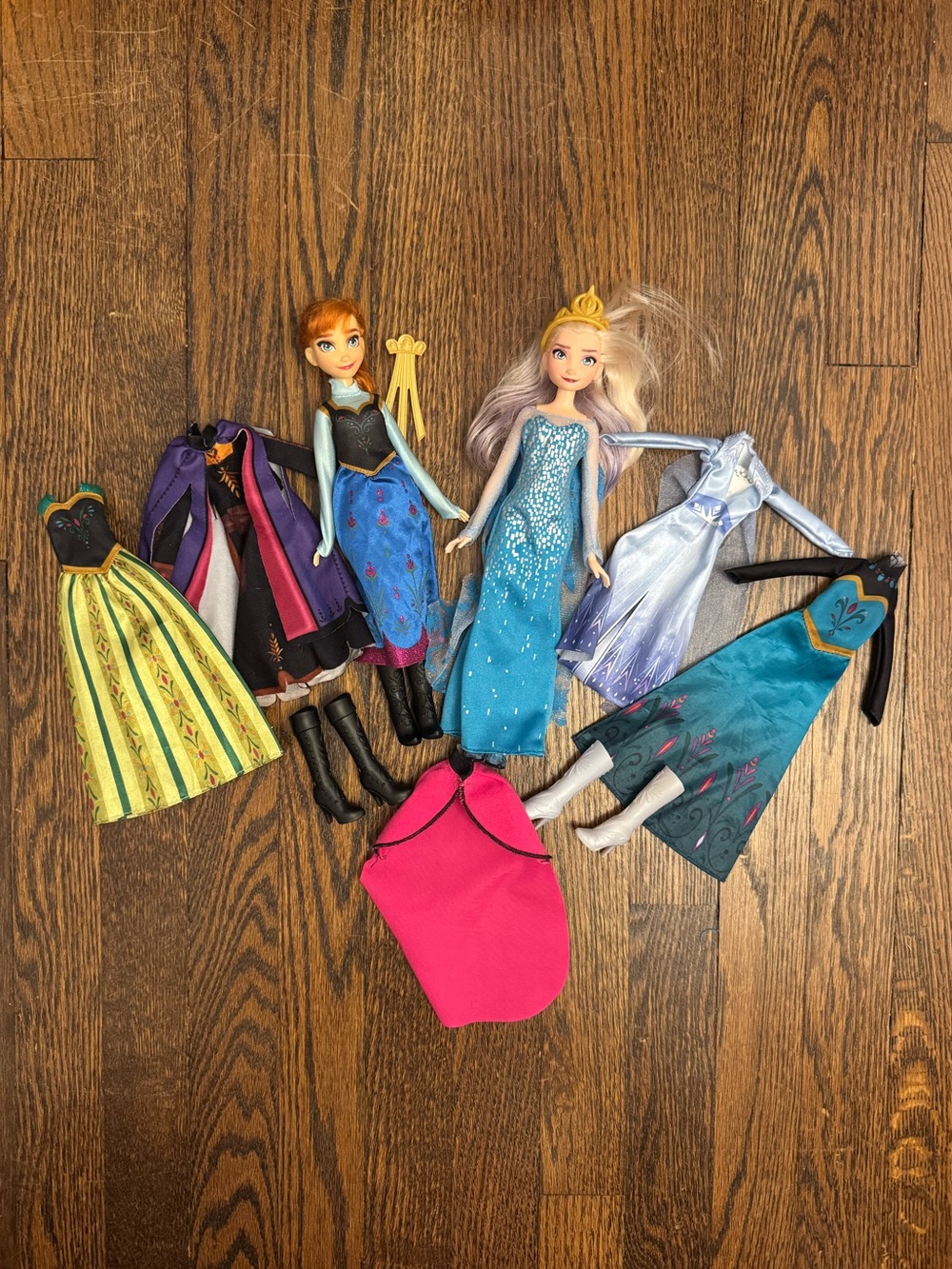 Disney Frozen Elsa & Anna Dolls & Outfits